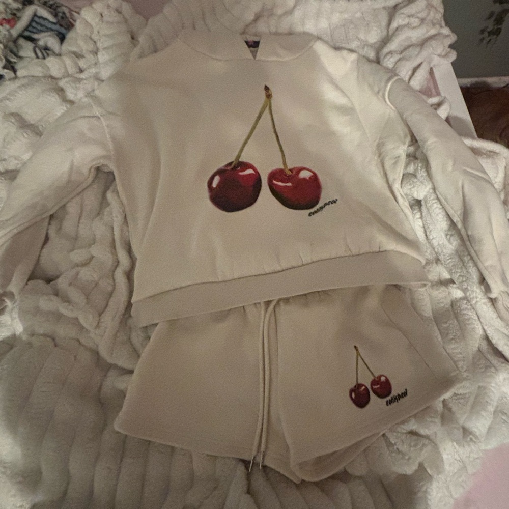 Edikted Cream Cherry Print Set